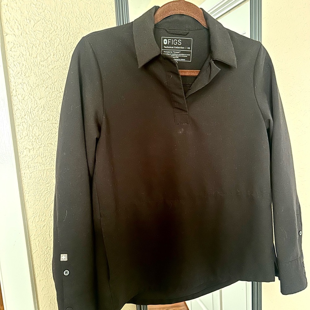 FIGS Women’s Black Scrub Top -XS